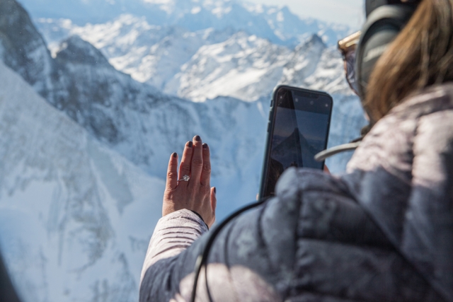 Proposal,Air Zermatt,Heiratsantrag,Gletscher,Glacier,Helicopter,Helikoper,Flight Assistant,Zermatt,Sun,Sonne,Matterhorn,Photographer,Fotograf