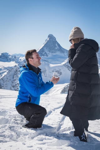 Proposal,Air Zermatt,Heiratsantrag,Gletscher,Glacier,Helicopter,Helikoper,Flight Assistant,Zermatt,Sun,Sonne,Matterhorn,Photographer,Fotograf