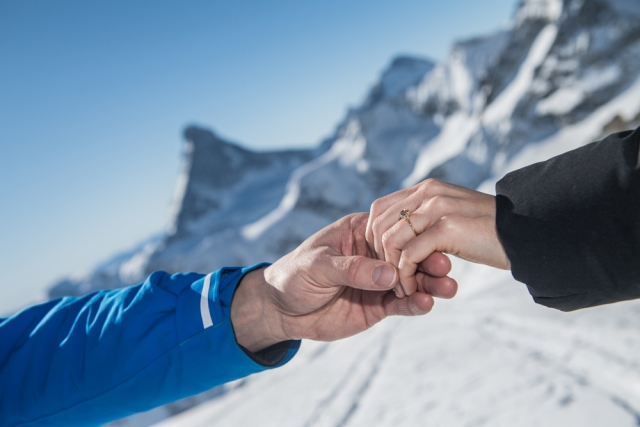 Proposal,Air Zermatt,Heiratsantrag,Gletscher,Glacier,Helicopter,Helikoper,Flight Assistant,Zermatt,Sun,Sonne,Matterhorn,Photographer,Fotograf