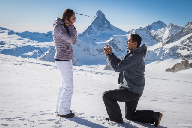 Proposal,Air Zermatt,Heiratsantrag,Gletscher,Glacier,Helicopter,Helikoper,Flight Assistant,Zermatt,Sun,Sonne,Matterhorn,Photographer,Fotograf