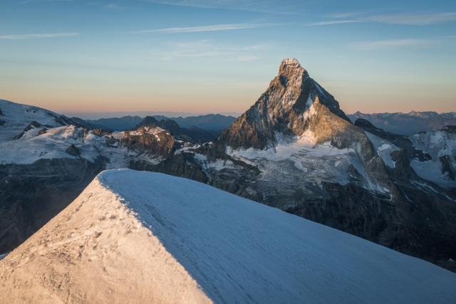 Air Zermatt,AS.350B3e,EC-130 T2,Ecureuil,Flughelfer,Flight Assistant,Photographer,Fotograf,Filmer,Film Shooting,Photoshooting,Fotoshooting,Berge,Mountains,Alpen,Matterhorn,Surise,Sunset,Work,Job