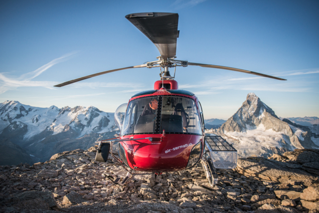 Air Zermatt,AS.350B3e,EC-130 T2,Ecureuil,Flughelfer,Flight Assistant,Photographer,Fotograf,Filmer,Film Shooting,Photoshooting,Fotoshooting,Berge,Mountains,Alpen,Matterhorn,Surise,Sunset,Work,Job