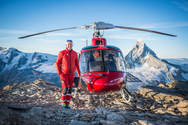 Air Zermatt,AS.350B3e,EC-130 T2,Ecureuil,Flughelfer,Flight Assistant,Photographer,Fotograf,Filmer,Film Shooting,Photoshooting,Fotoshooting,Berge,Mountains,Alpen,Matterhorn,Surise,Sunset,Work,Job