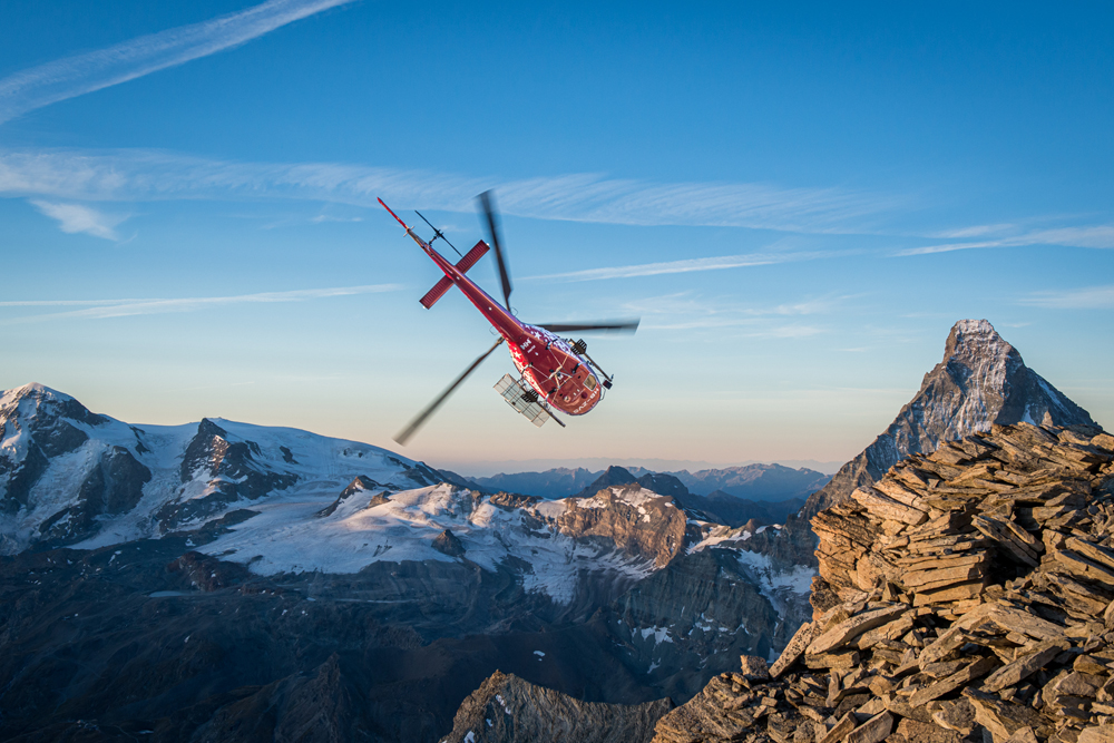 aerial filming,Air Zermatt,AS.350B3e,EC-130 T2,Ecureuil,Flughelfer,Flight Assistant,Photographer,Fotograf,Filmer,Film Shooting,Photoshooting,Fotoshooting,Berge,Mountains,Alpen,Matterhorn,Surise,Sunset,Work,Job
