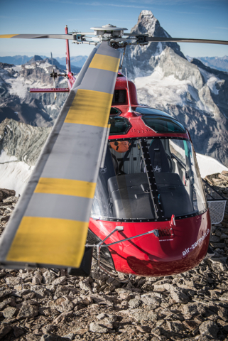 Air Zermatt,AS.350B3e,EC-130 T2,Ecureuil,Flughelfer,Flight Assistant,Photographer,Fotograf,Filmer,Film Shooting,Photoshooting,Fotoshooting,Berge,Mountains,Alpen,Matterhorn,Surise,Sunset,Work,Job