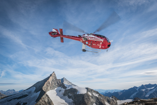 Air Zermatt,AS.350B3e,EC-130 T2,Ecureuil,Flughelfer,Flight Assistant,Photographer,Fotograf,Filmer,Film Shooting,Photoshooting,Fotoshooting,Berge,Mountains,Alpen,Matterhorn,Surise,Sunset,Work,Job