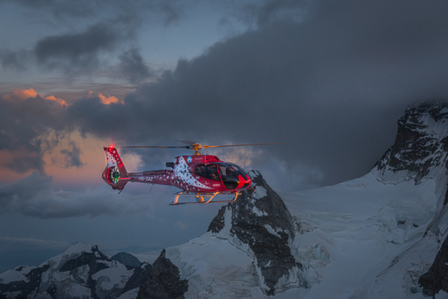 Air Zermatt,AS.350B3e,EC-130 T2,Ecureuil,Flughelfer,Flight Assistant,Photographer,Fotograf,Filmer,Film Shooting,Photoshooting,Fotoshooting,Berge,Mountains,Alpen,Matterhorn,Surise,Sunset,Work,Job