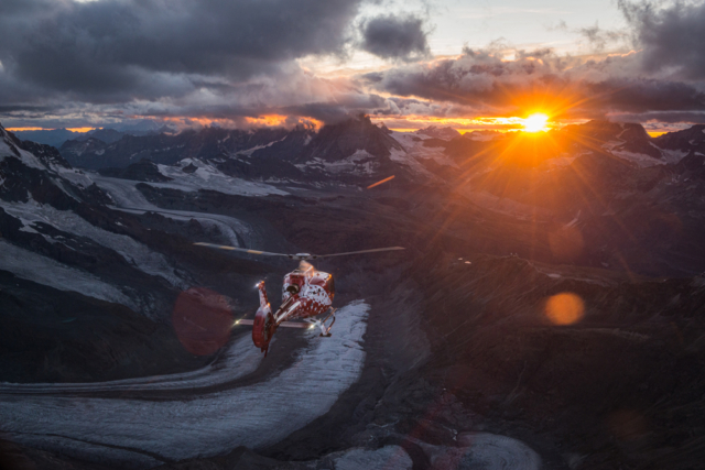 Air Zermatt,AS.350B3e,EC-130 T2,Ecureuil,Flughelfer,Flight Assistant,Photographer,Fotograf,Filmer,Film Shooting,Photoshooting,Fotoshooting,Berge,Mountains,Alpen,Matterhorn,Surise,Sunset,Work,Job