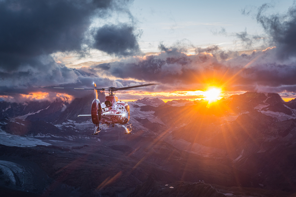 Air Zermatt,AS.350B3e,EC-130 T2,Ecureuil,Flughelfer,Flight Assistant,Photographer,Fotograf,Filmer,Film Shooting,Photoshooting,Fotoshooting,Berge,Mountains,Alpen,Matterhorn,Surise,Sunset,Work,Job