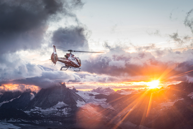 Air Zermatt,AS.350B3e,EC-130 T2,Ecureuil,Flughelfer,Flight Assistant,Photographer,Fotograf,Filmer,Film Shooting,Photoshooting,Fotoshooting,Berge,Mountains,Alpen,Matterhorn,Surise,Sunset,Work,Job