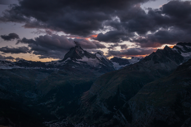 Air Zermatt,AS.350B3e,EC-130 T2,Ecureuil,Flughelfer,Flight Assistant,Photographer,Fotograf,Filmer,Film Shooting,Photoshooting,Fotoshooting,Berge,Mountains,Alpen,Matterhorn,Surise,Sunset,Work,Job