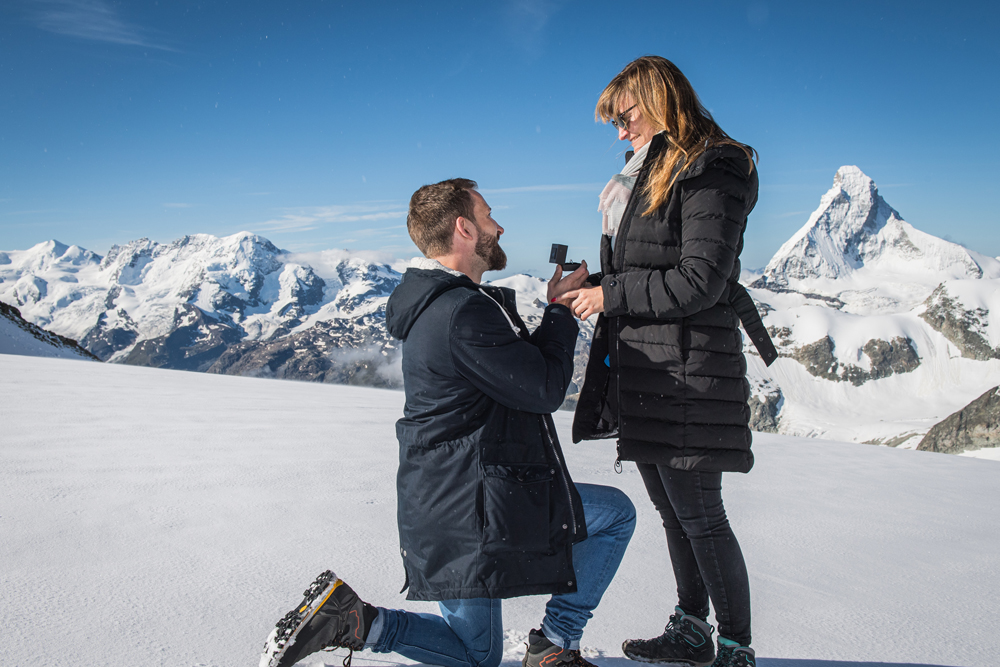 Proposal,Air Zermatt,Heiratsantrag,Gletscher,Glacier,Helicopter,Helikoper,Flight Assistant,Zermatt,Sun,Sonne,Matterhorn,Photographer,Fotograf